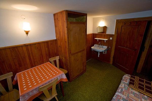 Schronisko Pttk Samotnia Vandrarhem Karpacz Rum bild